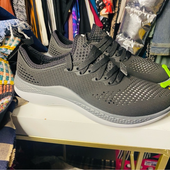 Crocs UNISEX  sneakers Men’s 7 & Women’s 8.5-9 - Picture 1 of 10